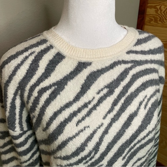 Yet Again Zebra Print Long Sleeve Fuzzy Crewneck Sweater Small - Picture 4 of 10